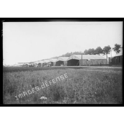 Les hangars Farman de l'aérodrome du Bourget. [légende d'origine]
