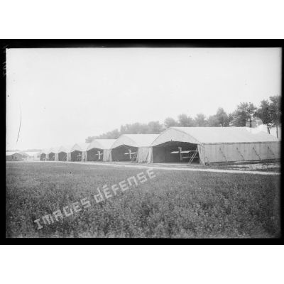 Les hangars Farman de l'aérodrome du Bourget. [légende d'origine]