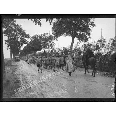 Une colonne de prisonniers allemands se rend vers Châlons par la route de Suippes. [légende d'origine]