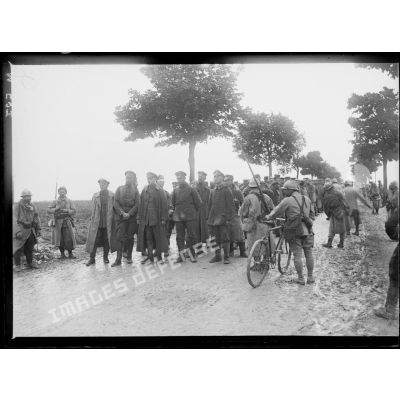 Une des premières colonne d'officiers allemands prisonniers lors de l'offensive de Champagne. [légende d'origine]