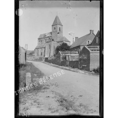 Roye-sur-Matz, l'église du village. [légende d'origine]