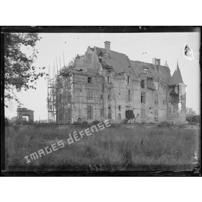 Château de Plessier-de-Roye avec les cantonnements établis dans l'enceinte de l'édifice. [légende d'origine]