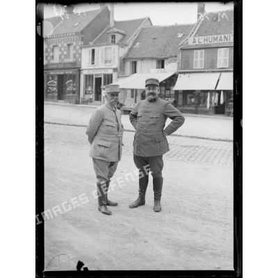 Le médecin principal Haufman et le médecin major Paul de la 25e Division d'Infanterie. [légende d'origine]