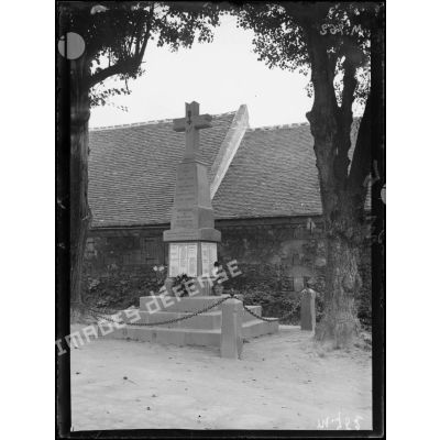 Le monument aux morts de Machemont dans l'Oise. [légende d'origine]