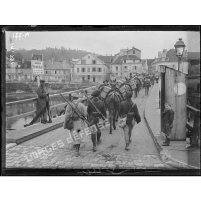 Traversée de soldats sur le pont de Pont-Sainte-Maxence. [légende d'origine]