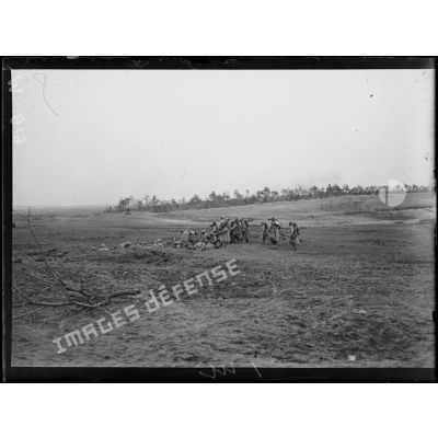 Des soldats sous le feu de barrage de l'artillerie allemande, se dissimulent dans les tranchées entre Souain et Navarrin. [légende d'origine]