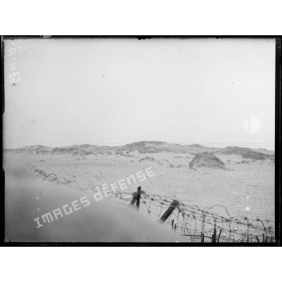 Nieuport les Bains, la Grand Dune sur le bord de mer et les premières lignes allemandes. [légende d'origine]