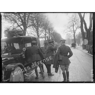 Le chef du Corps expéditionnaire britannique salue les troupes à son arrivée au grand quartier général de Chantilly. [légende d'origine]
