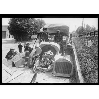 Soldats anglais convoyant un train d'automobiles en réparations. [légende d'origine]