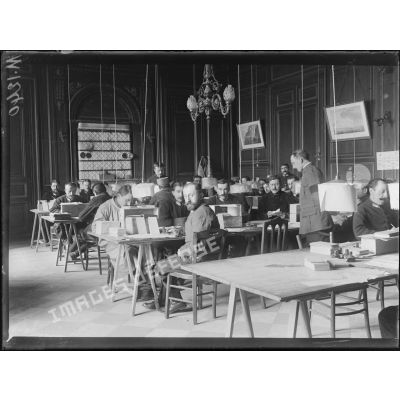 Salle de rédaction des fichers des prisonniers français et des avis de captivité. [légende d'origine]