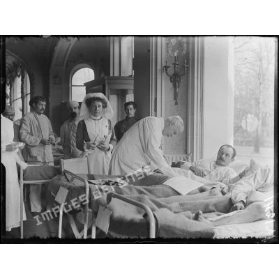 Paris. Hôpital Hollandais du Pré Catelan. Docteur Bierens de Haan pansant un blessé. [légende d'origine]