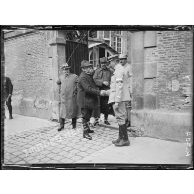 Monsieur Clemenceau serre la main aux officiers d'état-major du général d'armée de Castelnau de Curières devant le quartier général du GAC (Groupe d'Armées Centre) de Châlons-en-Champagne. [légende d'origine]
