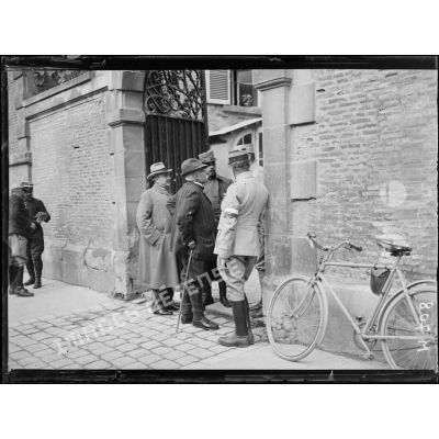 Monsieur Clemenceau s'entretient avec les officiers d'état-major du général de Castelnau de Curières, devant le quartier général du Groupe des Armées du Centre (GAC) de Châlons-en-Champagne. [légende d'origine]