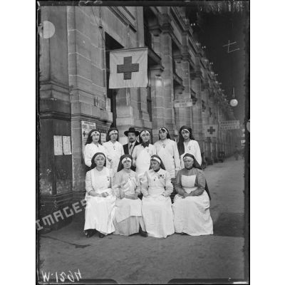 Les dames de la Croix Verte à la gare de Montparnasse. [légende d'origine]