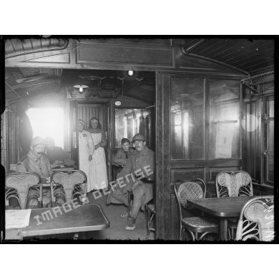 Le wagon salle de lecture de la Croix-Verte stationné dans la gare Montparnasse. [légende d'origine]