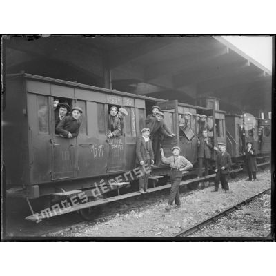 Départ de la classe 1917 en gare d'Austerlitz. [légende d'origine]