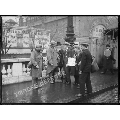 Des conscrits de la classe 1917 discutent avec des permissionnaires près de la gare de Lyon. [légende d'origine]