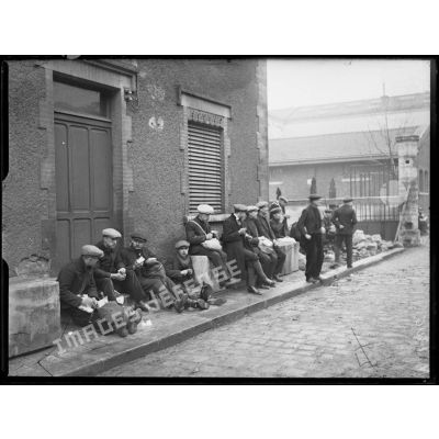 Les conscrits de la classe 1917 attendent leur de leur train près de la gare de Lyon. [légende d'origine]