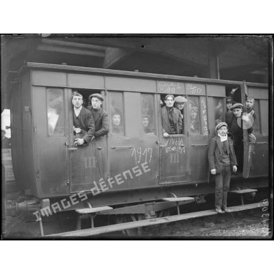 Le départ de la classe 1917 en gare de Lyon. [légende d'origine]