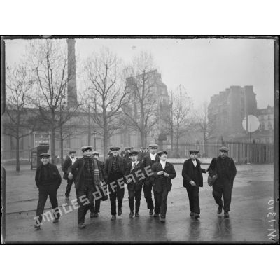 Le départ des conscrits de la classe 1917 à la gare de Lyon. [légende d'origine]