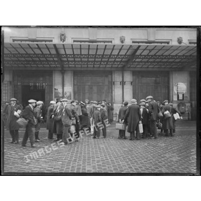 Les consrits de la classe 1917 attendent l'heure de leur départ devant la gare de Lyon. [légende d'origine]