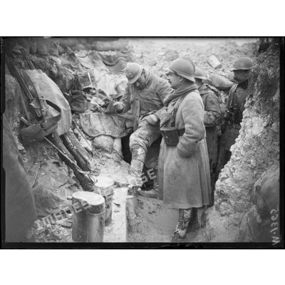 Soldat recousant son pantalon dans une tranchée près de Souain. [légende d'origine]