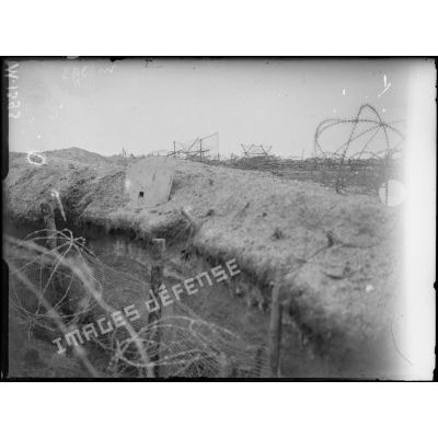 Près de Saint-Souplet, vue sur les lignes allemandes depuis une tranchée occupée avec eux, fils barbelés et treillages contre les grenades. [légende d'origine]