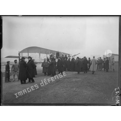 Issy-les-Moulineaux, les journalistes examinentn les avions canons Voisin. [légende d'origine]