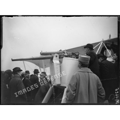 Issy-les-Moulineaux, les journalistes examinentn les avions canons Voisin. [légende d'origine]
