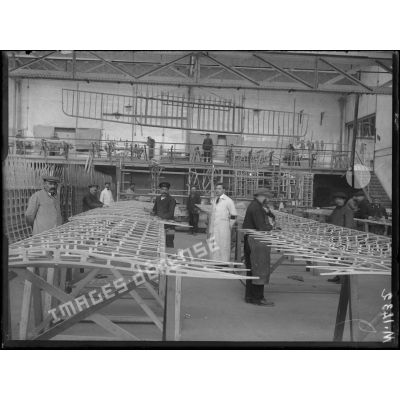 Billancourt, usines Farman, atelier de menuiserie produisant les ailes et les nacelles d'avions. [légende d'origine]