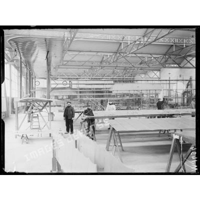 Billancourt, usines Farman, atelier de menuiserie produisant les ailes et les nacelles d'avions. [légende d'origine]