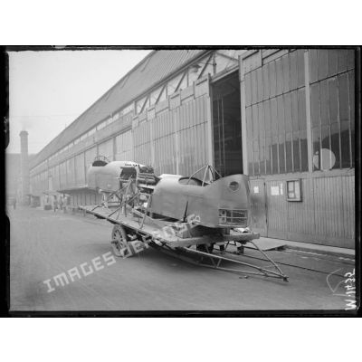Les chariots utilisés pour le transport des nacelles d'avion aux usines Farman de Billancourt. [légende d'origine]