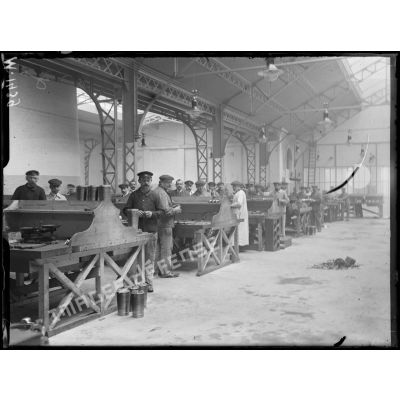 Levallois-Perret, un atelier de l'usine Clerget. [légende d'origine]