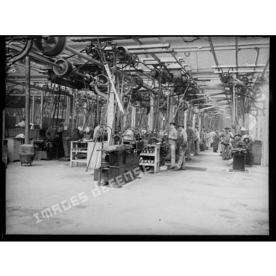 Le moulage et les essais des moteurs produits dans les chaînes de montage de l'usine Gnome à Argenteuil. [légende d'origine]