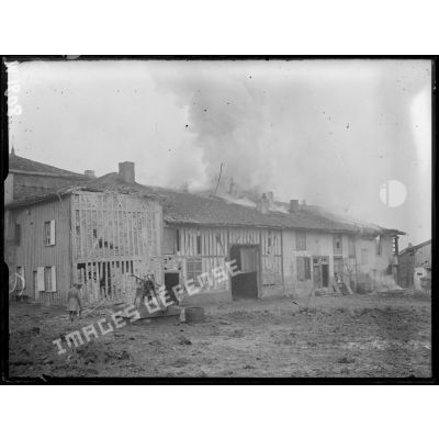 Une maison brûlant dans le village de Les Islettes. [légende d'origine]