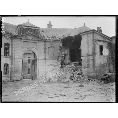 Les ruines de Verdun : l'entrée de l'évêché. [légende d'origine]