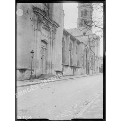 Les ruines de Verdun : rues, cathédrales, cafés et boutiques en ruines. [légende d'origine]