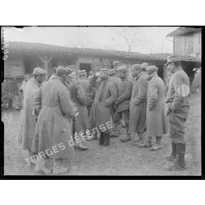 Prisonniers allemands rassemblés dans une cour de ferme située sur la route de Sainte-Menehould. [légende d'origine]