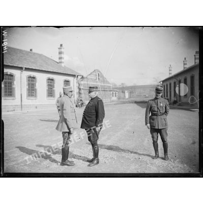 Les généraux Joffre et Maistre, commandant du 21e Corps d'armée, à la caserne de Beaulieu à Verdun. [légende d'origine]