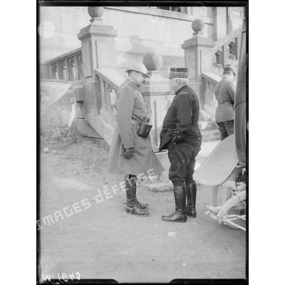 Le général Joffre s'entretient avec le général Barre devant le Quartier Général de Souilly. [légende d'origine]
