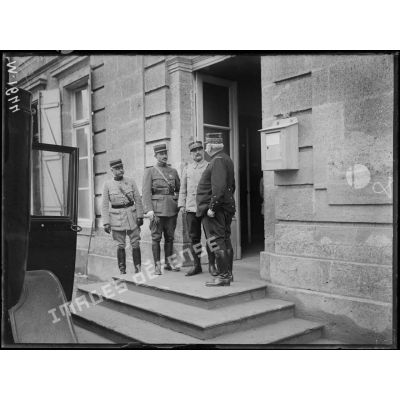 Le général Joffre et le général Barre devant le quartier général de Souilly. [légende d'origine]