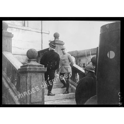 Le général Joffre et le général Pétain au quartier général de Souilly. [légende d'origine]