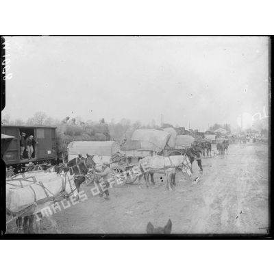 La gare ferroviaire de Giury-en-Argonne en pleine activité lors de la bataille de Verdun. [légende d'origine]