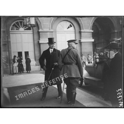 L'arrivée de Monsieur Brocqueville à la Conférence des Alliés au Quai d'Orsay. [légende d'origine]
