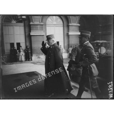 L'arrivée du général Cadorna à la conférence des Alliés à Paris. [légende d'origine]