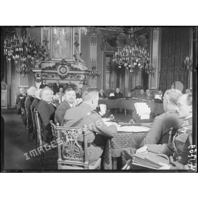 Les membres de la conférence des Alliés réunis au ministère des Affaires Etrangères à Paris. [légende d'origine]