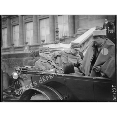 Le général italien Cadorna quittant la Conférence des Alliés à Paris. [légende d'origine]
