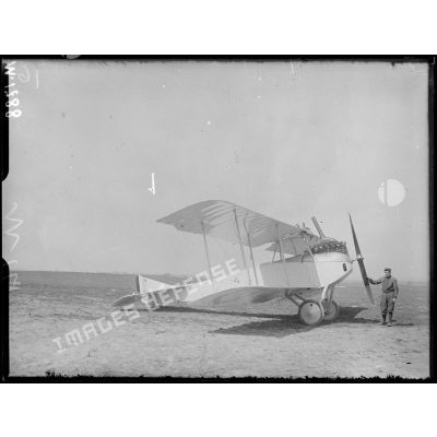 Un appareil L.V.G reconstruit par les ateliers du terrain d'aviation de Saint-Cyr l'Ecole. [légende d'origine]