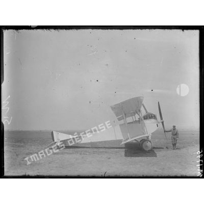 Un appareil L.V.G reconstruit par les ateliers du terrain d'aviation de Saint-Cyr l'Ecole. [légende d'origine]