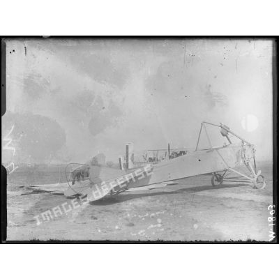 Un ancien modèle d'avion de combat allemand de type LVG demeurant sur l'aérodrome de Saint-Cyr l'Ecole. [légende d'origine]